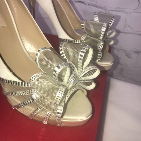 Valentino Crystal Versailles Bow Satin Pumps Ivory - Picture 2 of 8